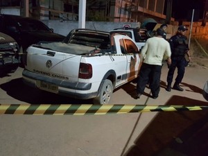 Carro onde corpo do suposto estuprador foi encontrado (Foto: Thainá Mariani/Rondônia Vip)